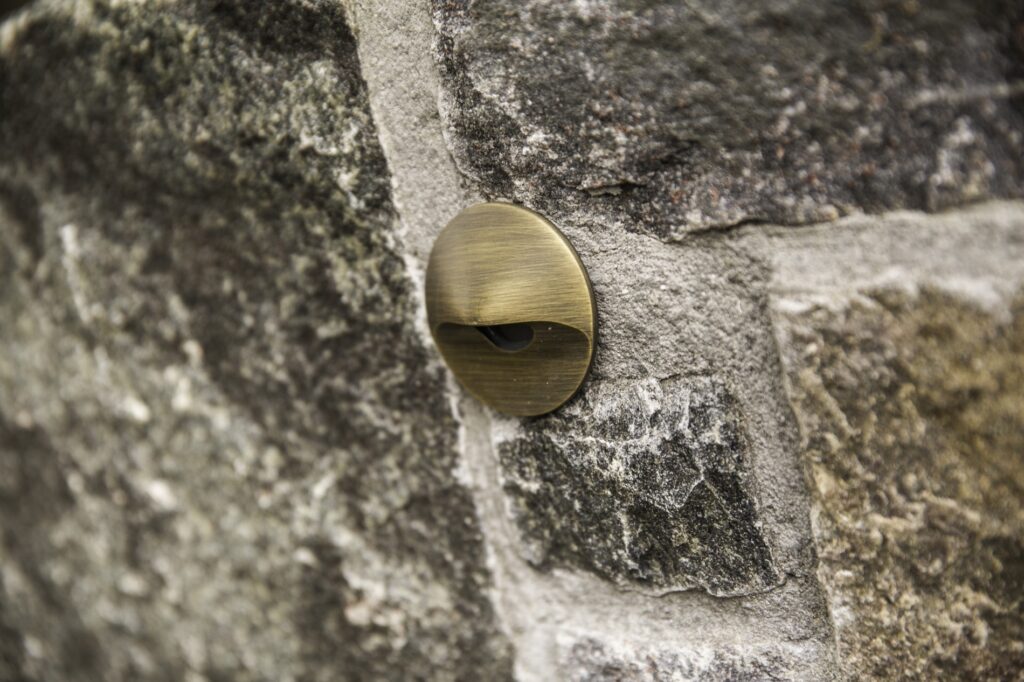 Round LV Accent Light Fixture in Stone Wall