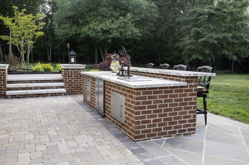 outdoor brick bar with granite countertops